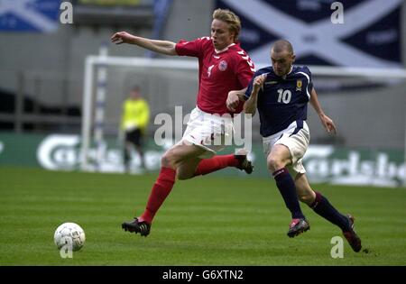 James McFadden (à droite), en Écosse, défie Martin Laursen au Danemark lors du match international de football entre le Danemark et l'Écosse au Parken Stadium, à Copenhague. Banque D'Images