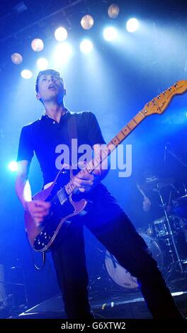 Alexander Kapranos, du groupe écossais Franz Ferdinand, joue en direct sur scène à la Carling Academy d'Islington, dans le nord de Londres, dans le cadre de l'événement musical Carling Live 24. Banque D'Images