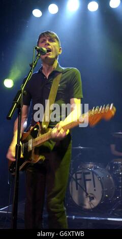 Alexander Kapranos, du groupe écossais Franz Ferdinand, joue en direct sur scène à la Carling Academy d'Islington, dans le nord de Londres, dans le cadre de l'événement musical Carling Live 24. Banque D'Images
