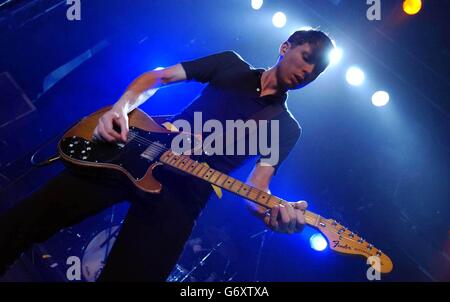 Alexander Kapranos, du groupe écossais Franz Ferdinand, joue en direct sur scène à la Carling Academy d'Islington, dans le nord de Londres, dans le cadre de l'événement musical Carling Live 24. Banque D'Images