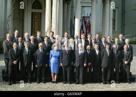 Le président du Conseil européen, Bertie Ahern (sixième à gauche) avec la famille Europen à la Maison Farmleigh, Phoenix Park, Dublin, pour la photo officielle de l'élargissement de l'Union européenne. Banque D'Images