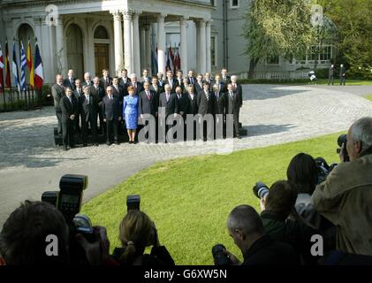 Le président du Conseil européen, Bertie Ahern (sixième à gauche), avec la famille Europen à la Maison Farmleigh, Phoenix Park, Dublin, pour l'élargissement officiel de l'Union européenne, dix nouveaux États membres ont rejoint l'actuel quinze États membres. Banque D'Images