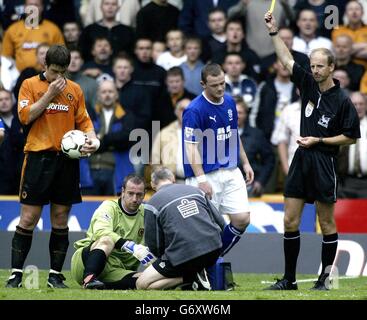 Wayne Rooney d'Everton (au centre à droite) est réservé par l'arbitre Mike Riley après avoir pris le gardien de but de Wolverhampton Wanderers Paul Jones (en bas à gauche) lors du match de Barclaycard Premiership à Molineux, Wolverhampton, le samedi 1er mai 2004.Wolverhampton Wanderers a été relégué à la division un malgré leur victoire de 2-1 sur Everton.Photo PA : Nick Potts. Banque D'Images