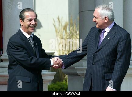 Le Président du Conseil européen, Bertie Ahern, souhaite la bienvenue au Premier ministre maltais Lawrence Gonzi à la Maison Farmleigh, à Phoenix Park, à Dublin, pour la cérémonie officielle d'élargissement de l'Union européenne. Dix nouveaux États membres rejoindront les quinze États membres existants. Banque D'Images