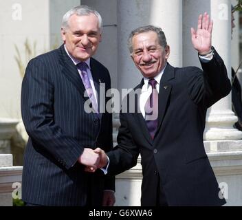 Bertie Ahern, présidente du Conseil européen, souhaite la bienvenue au président de Chypre, Tassos Papadopoulos, à la Maison Farmleigh, à Phoenix Park, à Dublin, pour la cérémonie officielle d'élargissement de l'Union européenne. Dix nouveaux États membres rejoindront les quinze États membres existants. Banque D'Images