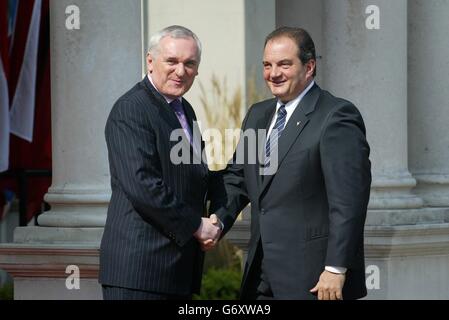 Bertie Ahern, présidente du Conseil européen, souhaite la bienvenue au chef grec du gouvernement Costas Karamanlis à la Maison Farmleigh, Phoenix Park, Dublin, pour la cérémonie officielle d'élargissement de l'Union européenne. Dix nouveaux États membres rejoindront les quinze États membres existants. Banque D'Images