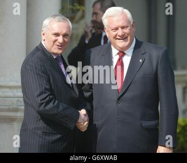 Bertie Ahern, présidente du Conseil européen, souhaite la bienvenue au Premier ministre lituanien Algirdas Brazauskas à la Maison Farmleigh, à Phoenix Park, à Dublin, pour la cérémonie officielle d'élargissement de l'Union européenne. Dix nouveaux États membres rejoindront les quinze États membres existants. Banque D'Images