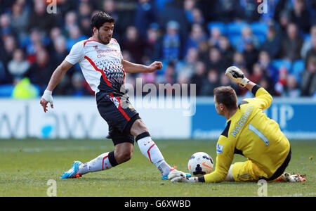 Football - Barclays Premier League - Cardiff City / Liverpool - Cardiff City Stadium.Luis Suarez de Liverpool (à gauche) est refusé par le gardien de but de Cardiff David Marshall Banque D'Images