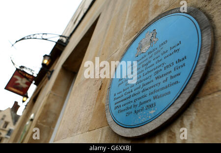 Vue générale de la plaque bleue à l'extérieur du pub Eagle à Cambridge, datant du XIVe siècle. C'est l'endroit où les scientifiques Watson et Crick ont annoncé au monde qu'ils avaient découvert l'ADN. Banque D'Images