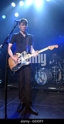 Alexander Kapranos, du groupe écossais Franz Ferdinand, joue en direct sur scène à la Carling Academy d'Islington, dans le nord de Londres, dans le cadre de l'événement musical Carling Live 24. Banque D'Images