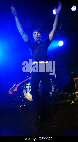Alexander Kapranos, du groupe écossais Franz Ferdinand, joue en direct sur scène à la Carling Academy d'Islington, dans le nord de Londres, dans le cadre de l'événement musical Carling Live 24. Banque D'Images
