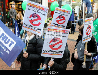 Un groupe de manifestants tenant des pancartes lors d'un rassemblement sur la place du Centenaire, à Birmingham, en soutien à la National Union of Teachers (NUT) lors d'une journée de marche par des enseignants d'Angleterre et du pays de Galles qui protestent contre des changements dans leurs salaires, leurs retraites et leurs conditions de travail. Banque D'Images