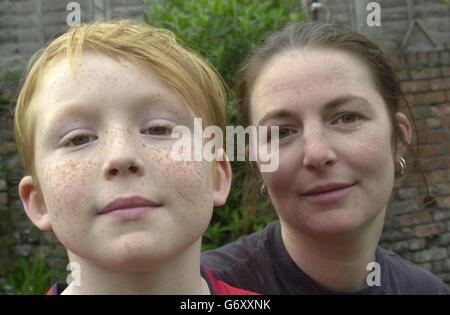 Helen Marshall avec son fils Joseph, âgé de huit ans, qui fréquente l'école primaire Hillcrest, à Totterdown, à Bristol. Joseph a été interdit de prendre du crème solaire à l'école car il pose un danger pour la santé d'autres élèves malgré le fait qu'il doit l'utiliser sur sa peau très juste. Banque D'Images