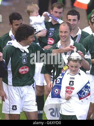 Les joueurs de Plymouth fêtent après leur match de la division nationale 2 au stade Home Park de Plymouth.Plymouth Argyle a gagné 2-0 en tête de la table de la division deux... Banque D'Images