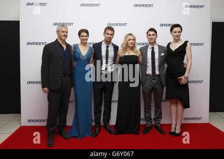 (De gauche à droite) Neil Burger, Shailene Woodley, Theo James, Kate Winslet, Ben Lloyd-Hughes et Veronica Roth arrivent pour la première européenne du film, divergente, à l'Odeon Leicester Square, au centre de Londres. Banque D'Images