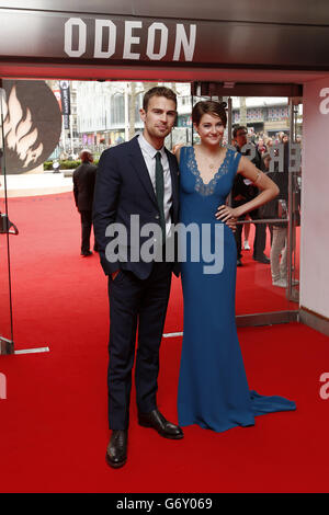 Shailene Woodley et Theo James arrivent pour la première européenne du film, divergent, sur la place Odeon Leicester, dans le centre de Londres. Banque D'Images