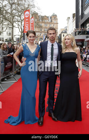 (De gauche à droite) Shailene Woodley, Theo James et Kate Winslet arrivent pour la première européenne du film, divergente, à l'Odeon Leicester Square, au centre de Londres. Banque D'Images