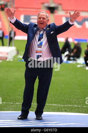 Barry Fry, directeur du football de Peterborough United, célèbre la victoire de la finale du trophée de peinture de Johnstone au stade Wembley, à Londres. Banque D'Images