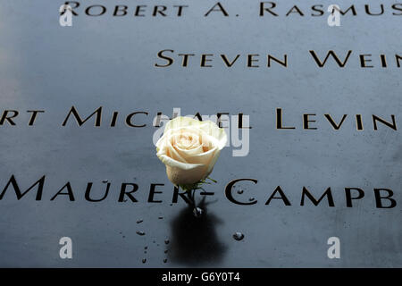 Les noms de tous ceux qui sont morts dans les attaques terroristes , 9/11 Memorial Plaza, , Manhattan, New York. New York, USA Banque D'Images