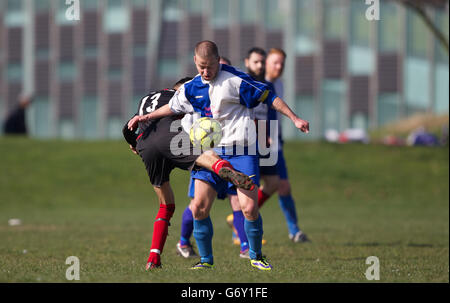 Football - Ligue de football indépendante du Sud de l'Essex - football du dimanche matin - AC Milano v Lessa Athletic et Boleyn FC v Cranham.Action de match lors d'un match amical entre AC Milano (en noir et rouge) et Lassa Athletic (en bleu et blanc) Banque D'Images