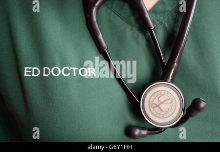 Stock médical.Un modèle se pose avec un stéthoscope autour du cou tout en portant des exfoliants du service des urgences Banque D'Images