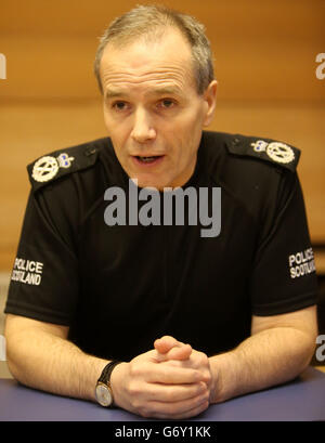 Le chef de police en Écosse, Sir Stephen House, lors d'un briefing sur la police communautaire au quartier général de Forth Valley, à Falkirk, en Écosse, un an après le lancement de police en Écosse. Banque D'Images