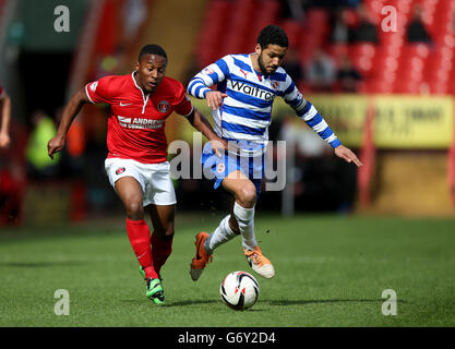 Callum Harriott (à gauche) de Charlton Athletic se bat pour la possession du Ballon avec Jordan Obita de Reading (à droite) Banque D'Images