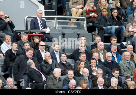 Football - Barclays Premier League - Newcastle United / Manchester United - St. James Park. Alan Pardew, le directeur de Newcastle United dans le stand Banque D'Images