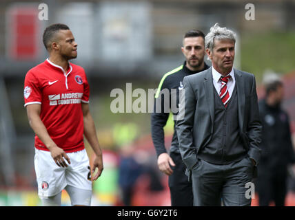 Football - Championnat Sky Bet - Charlton Athletic v Reading - The Valley.Jose Riga, le Manager de Charlton Athletic, s'est arrêté à droite à la fin du match Banque D'Images