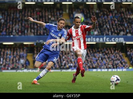 Soccer - Barclays Premier League - Chelsea / Stoke City - Stamford Bridge.Nemanja Matic de Chelsea se joue avec Peter Odemwingie de Stoke City lors du match de la Barclays Premier League à Stamford Bridge, Londres. Banque D'Images