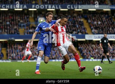 Soccer - Barclays Premier League - Chelsea / Stoke City - Stamford Bridge.Nemanja Matic de Chelsea se joue avec Peter Odemwingie de Stoke City lors du match de la Barclays Premier League à Stamford Bridge, Londres. Banque D'Images