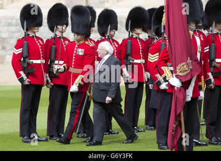 Le Président de l'Irlande Michael D. Higgins inspecte une garde d'honneur au château de Windsor dans le Berkshire lors de la visite d'État du Président. Banque D'Images