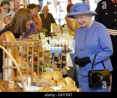 La reine Elizabeth II profite d'une visite du marché agricole de la place Saint-Thomas, Newport, sur l'île de Wight dans le cadre d'une série de visites autour de l'île. Plus tôt, elle a visité la maison Osborne, East Cowes, la maison familiale de sa grande grand-mère, la reine Victoria. Banque D'Images
