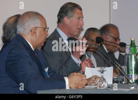 Le Prince de Galles, en sa qualité de Président du Forum international des dirigeants d'entreprises, s'adresse à une conférence islamique sur la banque et le développement, qui s'est tenue à Piccadilly. Banque D'Images