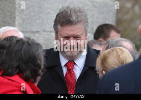 Le ministre irlandais de la Santé James Reilly pendant la messe funéraire de Christine Buckley, une militante institutionnelle qui a co-fondé le Centre Aislinn pour les survivants de mauvais traitements, à l'église St Thérèse, Mount Merrion, Dublin. Banque D'Images