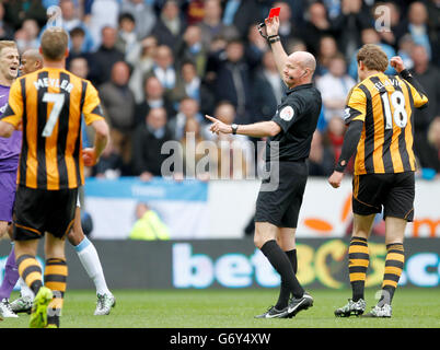 Football - Barclays Premier League - Hull City / Manchester City - KC Stadium.L'arbitre Lee Mason envoie le capitaine Vincent Kompany de Manchester City Banque D'Images