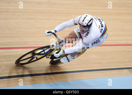 Le Français François Pervis place le meilleur tour dans le procès de 200 m Time qualification de Sprint de l'UCI hommes pendant le deuxième jour de la cinquième manche de la Révolution cycliste au Vélopark de Lee Valley, Londres. Banque D'Images