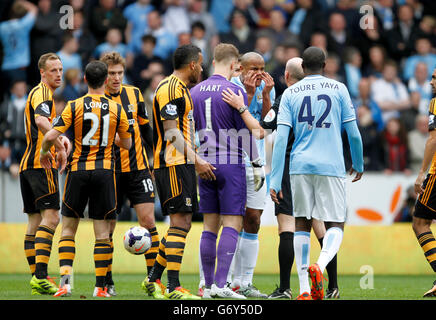 Vincent Kompany, de Manchester City, a été choqué par Lee Mason The L'arbitre du premier ministre a ensuite montré une carte rouge pendant les Barclays Premier League entre Hull City et Manchester City Banque D'Images