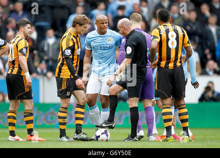 Vincent Kompany, de Manchester City, a été choqué par Lee Mason The L'arbitre du premier ministre a ensuite montré une carte rouge pendant les Barclays Premier League entre Hull City et Manchester City Banque D'Images