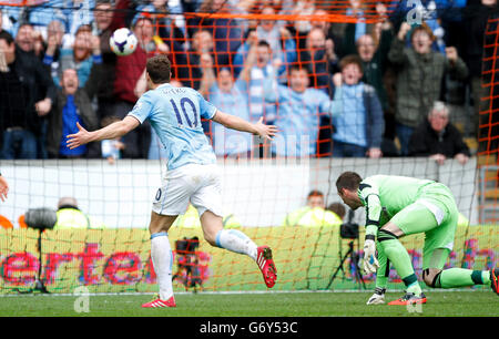 Football - Barclays Premier League - Hull City / Manchester City - KC Stadium.Edin Dzeko de Manchester City marque le deuxième but du match de Manchester City. Banque D'Images