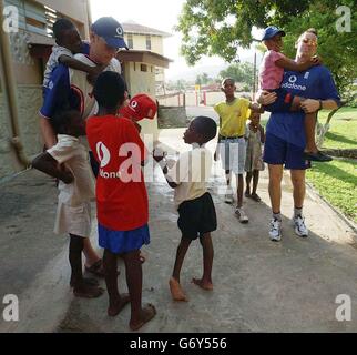 Andrew Flintock (à gauche) et Rikki Clarke, cricketer d'Angleterre, rencontrent des enfants de l'orphelinat catholique romain de St Dominca, Port of Spain. Flintop et Clarke se préparent pour la 2e et la 3e internationale d'une journée contre les Antilles qui se déroule samedi et dimanche à l'ovale du parc de la Reine, Port d'Espagne, Trinidad. Banque D'Images