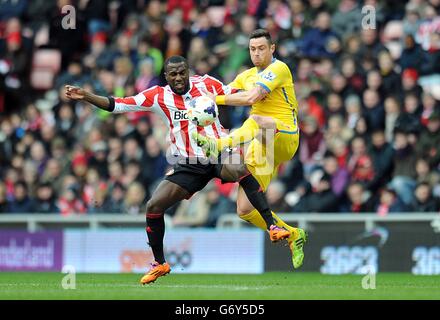 Damien Delaney (à droite) du Crystal Palace et Jozy Altidore de Sunderland se battent pour le ballon Banque D'Images