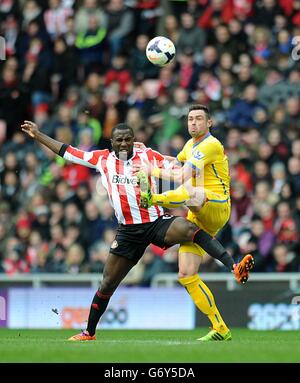 Football - Barclays Premier League - Sunderland v Crystal Palace - Stade de lumière.Damien Delaney (à droite) du Crystal Palace et Jozy Altidore de Sunderland se battent pour le ballon Banque D'Images