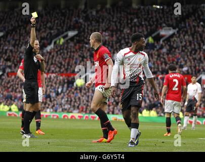 Nemanja Vidic (au centre) de Manchester United est réservé et envoyé par l'arbitre Mark Clattenburg (à gauche) après avoir fouillé Daniel Sturridge (à droite) de Liverpool dans la zone de pénalité Banque D'Images