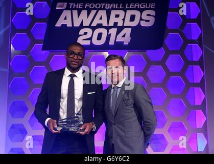 Reda Johnson de Sheffield Wednesday (à gauche) a reçu son prix PFA Player in the Community de Ritchie Humphreys, président de la PFA, aux football League Awards 2014 Banque D'Images