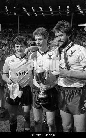 Oxford United Goalscorers, (de l à r) Ray Houghton, Trevor Hebberd, Jeremy Charles, après la victoire d'aujourd'hui en 3-0 sur QPR à Wembley Banque D'Images