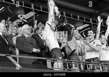 Le capitaine Uni d'Oxford Malcolm Shotton (à gauche) sourit et applaudit le président unifié Robert Maxwell (au centre) et le défenseur John Trewick (à droite), après la victoire de son équipe en 3-0 sur QPR lors de la finale de la coupe du lait à Wembley aujourd'hui Banque D'Images