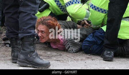 Manifestation anti-fracturation à Barton Moss.Des manifestants se sont heurtés à un affrontement avec la police sur le site de fracking de Barton Moss, à Manchester. Banque D'Images