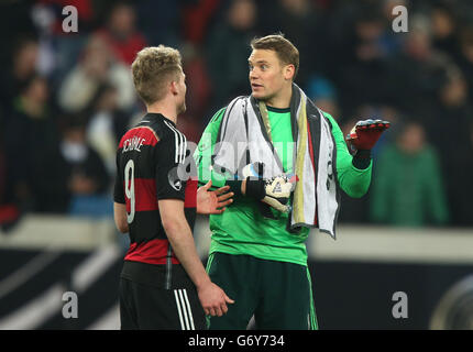 Football - International friendly - Allemagne / Chili - Mercedes-Benz Arena.André Schurrle (à gauche) parle avec le gardien de but Manuel Neuer Banque D'Images