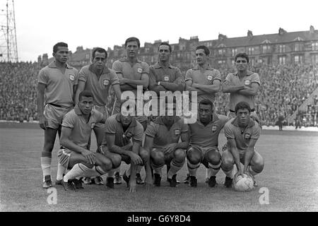 Le groupe brésilien de la coupe du monde à présenter dans les finales en Grande-Bretagne, le Brésil va défendre le trophée Jules Rimet et en essayant du gagner tout à fait avec une troisième victoire successive dans la compétition. (Rangée arrière, l-r) Fidelos, Zito, Bellini, Gilmar, Orlando et Phehrique. (Première rangée, l-r) Jair, Gerson, Servilho, Pele et Amarildo. Banque D'Images